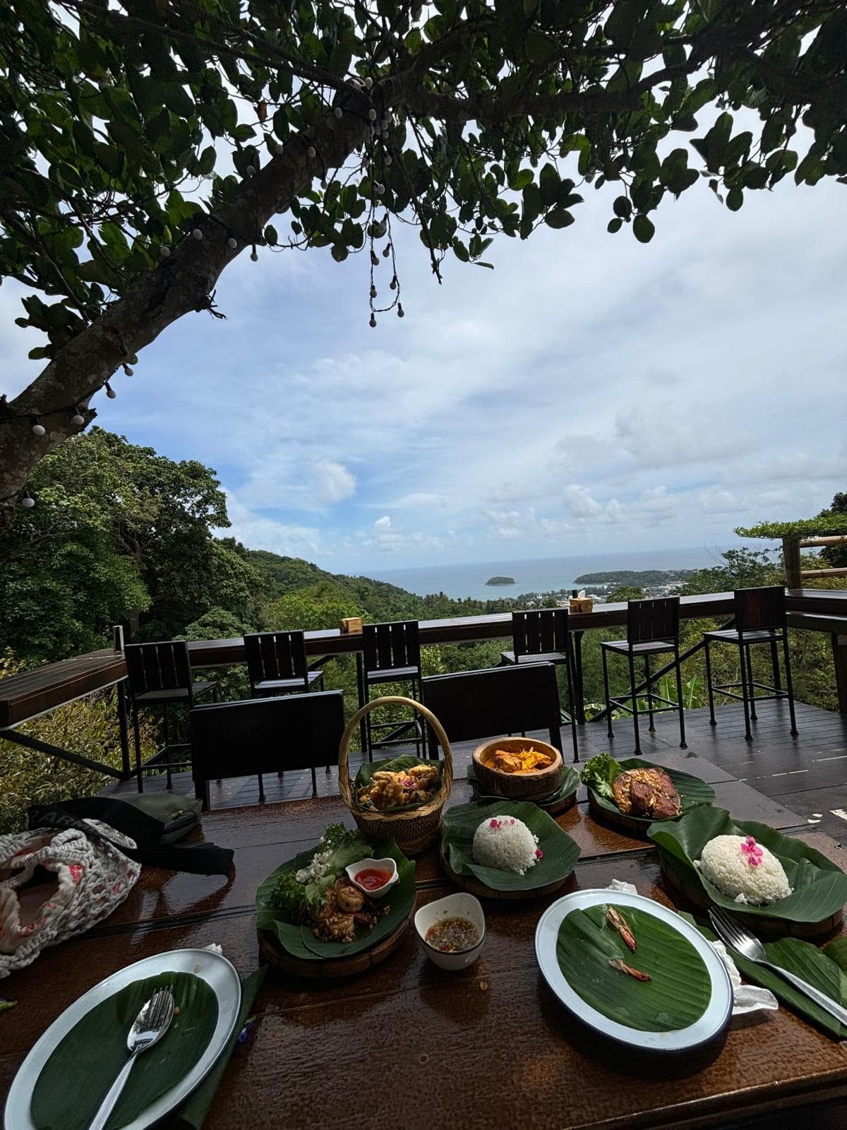 Outdoor-Dining mit Meerblick — All-In Camp Phuket