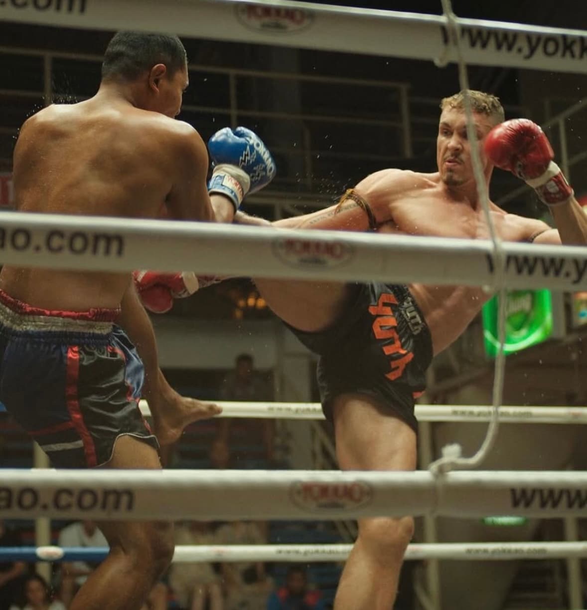 Intensiver Wettkampfmoment: Highkick im Ring