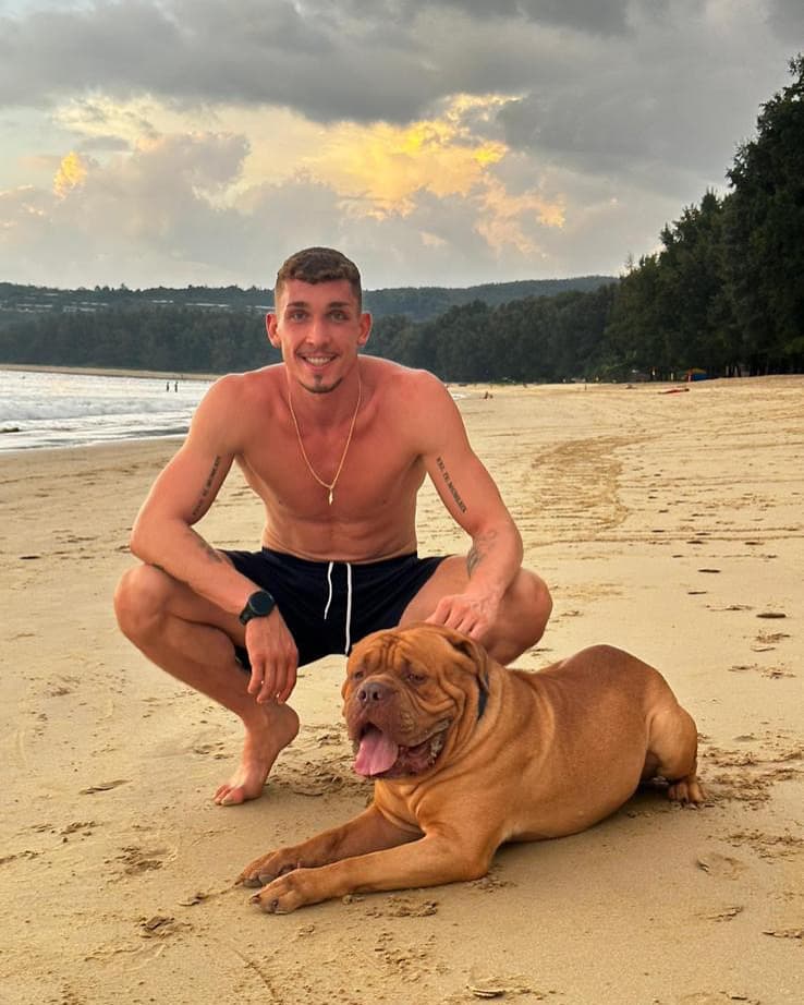 Entspannung am Strand von Phuket bei Sonnenuntergang