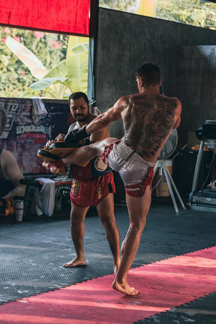 Thai-Trainer beim Padwork im Singha Muay Thai Gym Phuket