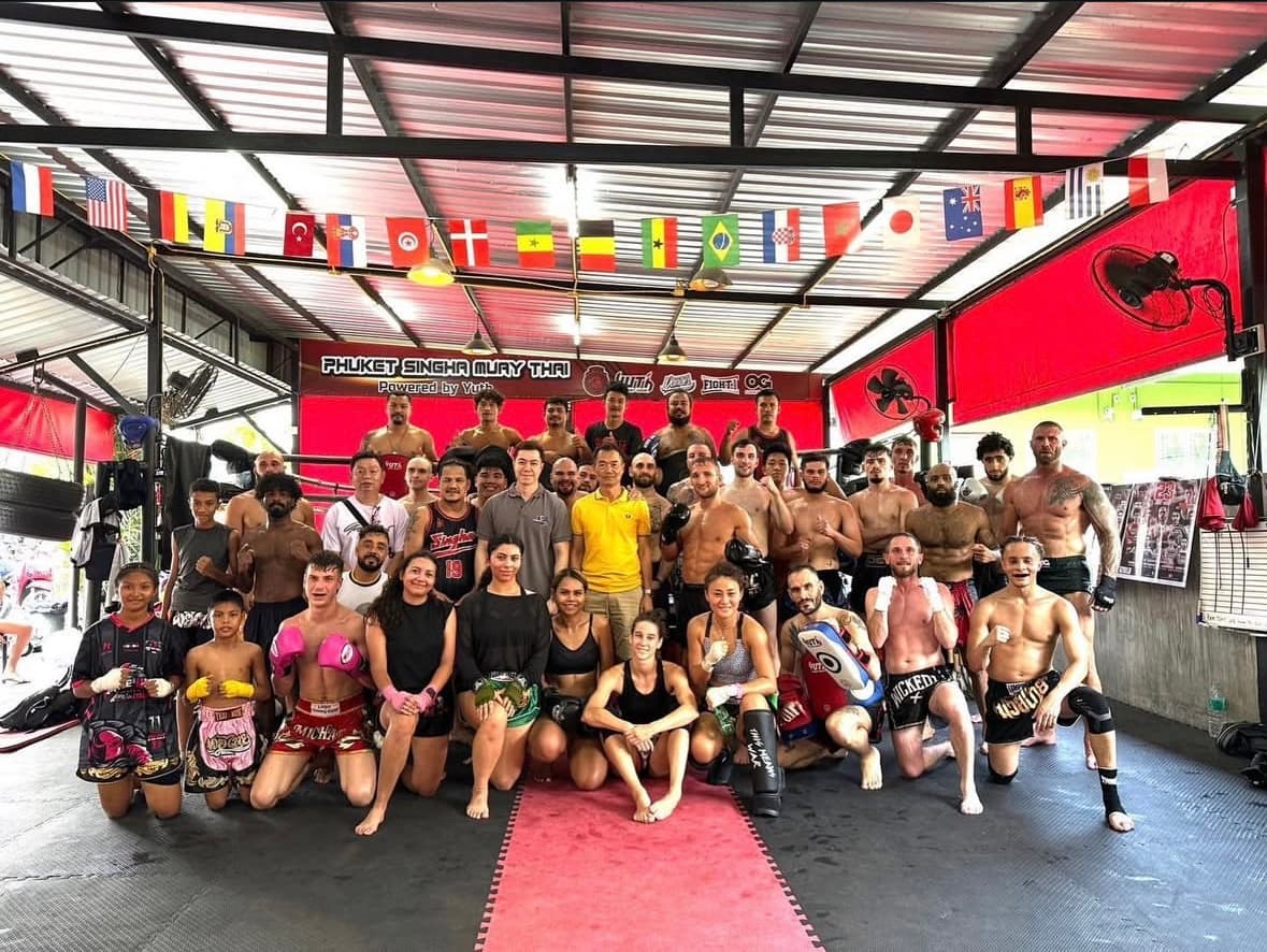 Thai-Trainer mit Teilnehmern im Singha Gym